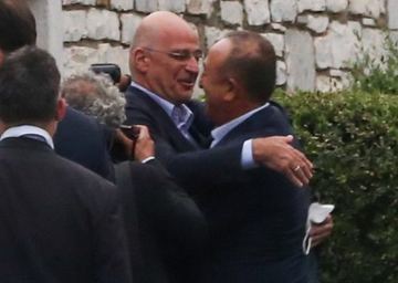 Epicrotus's tweet image. Ποιοι έκαναν μεγαλύτερη ζημιά στην Ελλάδα; Οι Γερμανοί σε 3 χρόνια ή οι Τούρκοι σε 370; Γιατί σε βλέπω κάθε φορά να ωρύεσαι κατά του ναζισμού αλλά να γλωσσοφιλιέσαι με τους Τούρκους