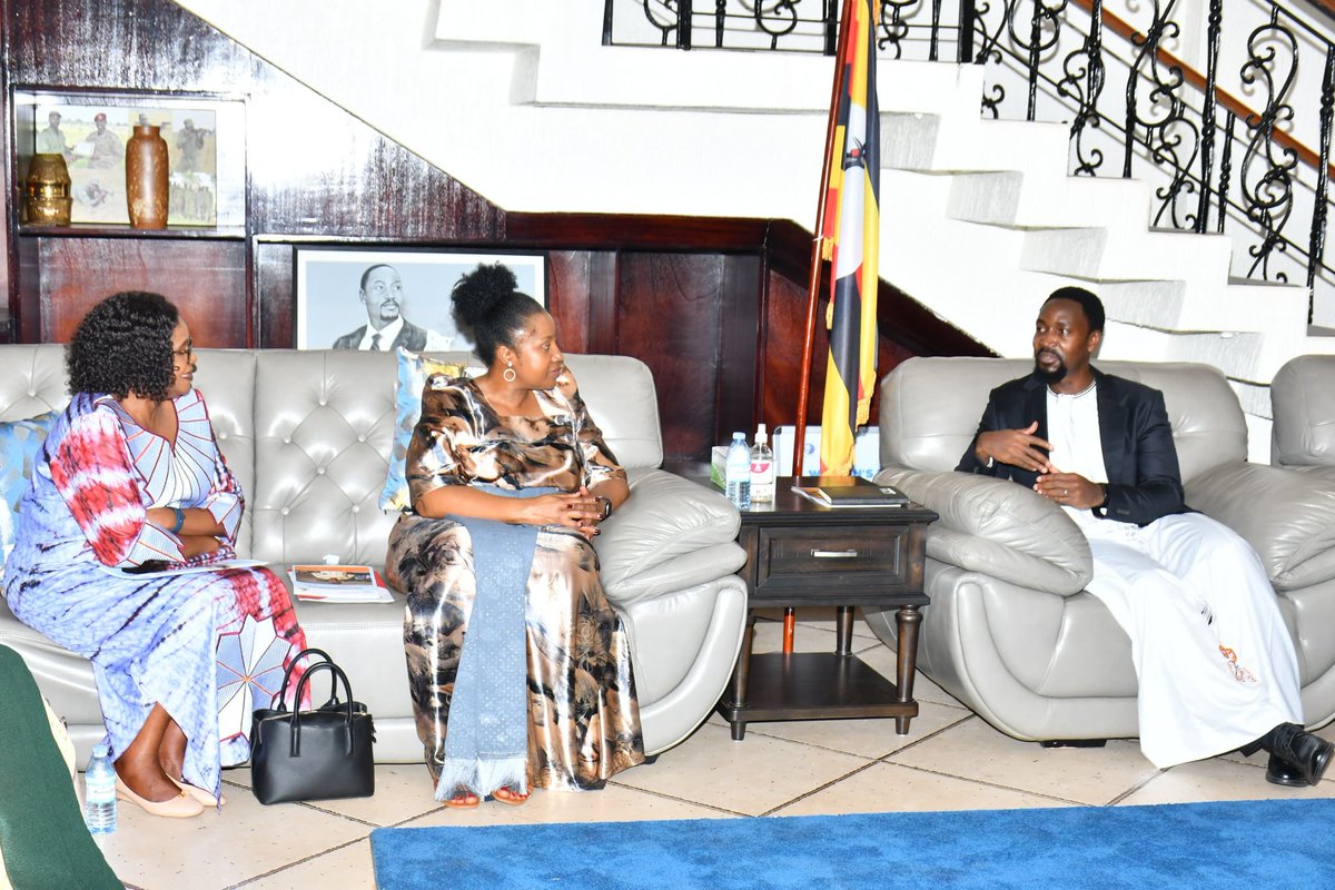 KingNadiopeIV's tweet photo. A delegation from @UNinUganda and @USAID 🇺🇬, led by @UNAIDS Country Director, Dr. JTMakokha, paid a courtesy visit to His Majesty William Wilberforce Gabula Nadiope IV 

Appreciation was expressed for his dedication to enhancing the health of his subjects, through mobilizing them to address HIV and teenage pregnancies in the region.  

@UNAIDS_UG