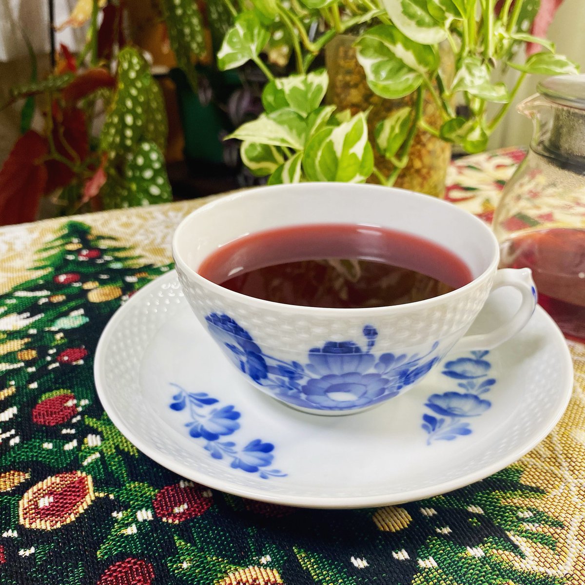 外出後はビタミン補給に真っ赤なハイビスカスティーで一息🌺🫖