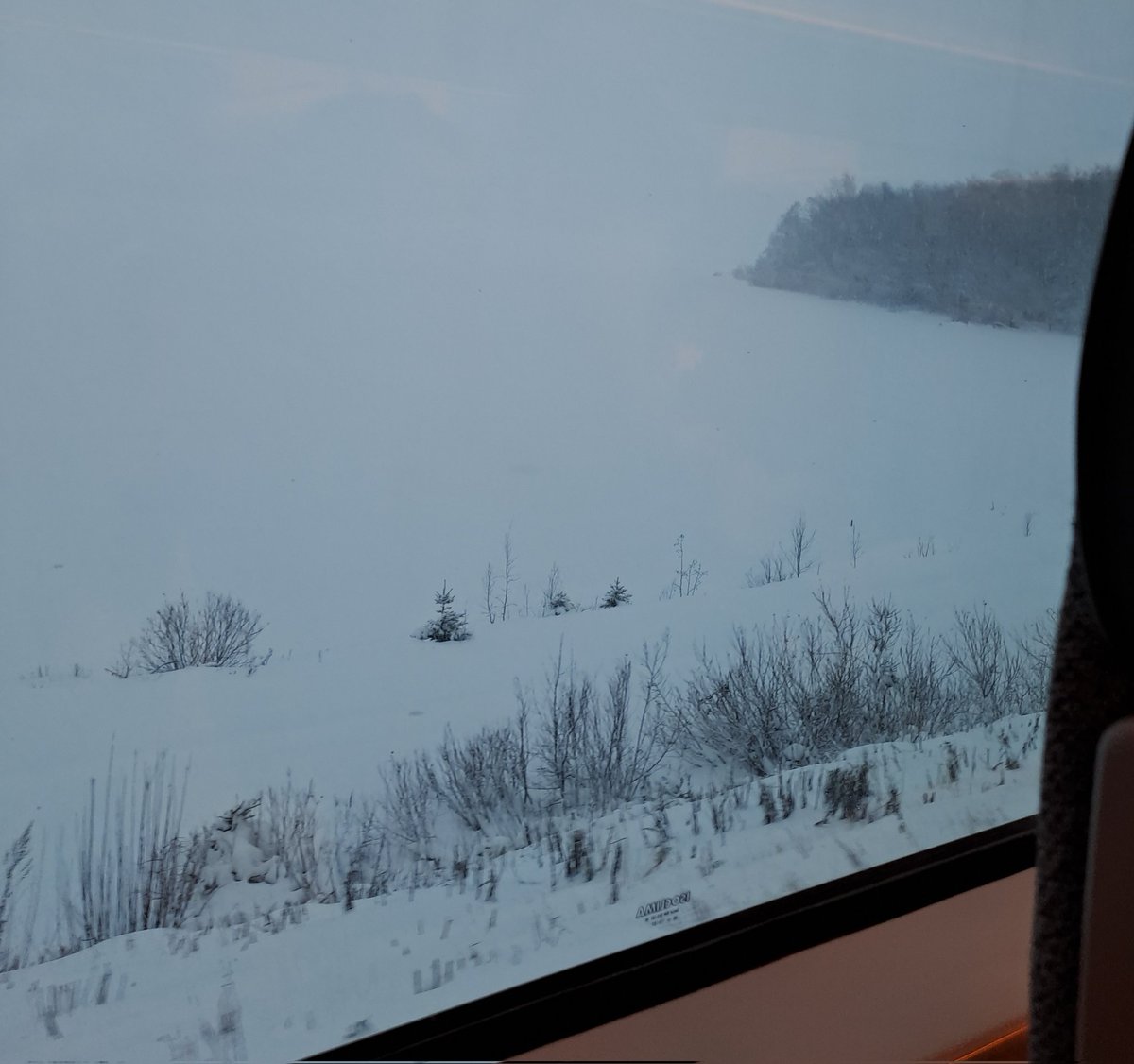 Rituleix's tweet photo. Matkalla ❄️❄️❄️ #VR kuljettaa läpi tuulen ja tuiskun turvallisesti. Vaunussa on lämmintä ja porukkaa on paljon reissussa. #junalla #matkalla #talvessa https://t.co/H2uMFHogd1