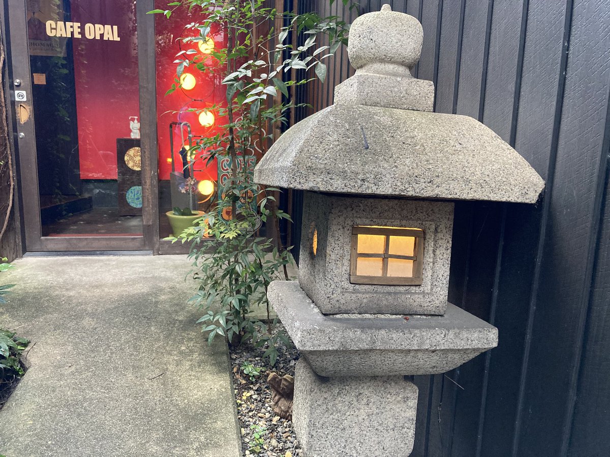 betch73's tweet photo. カフェ・オパールのエントランスにある石灯籠。1年半前に障子を貼り直しましたが、もうズタボロです。木枠も破損しているので持ち帰って補修します。年末までには何とか。 #cafeopal #カフェオパール #石灯籠 #石燈籠 https://t.co/GndtGQYFsK