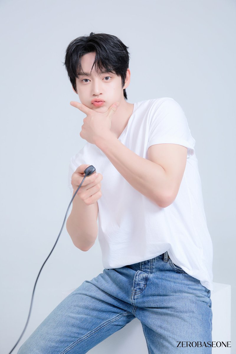 KJWRECORD's tweet photo. happy birthday again to our favorite sagittarius 🥳 thank you for being our idol, kim jiwoong! 🤍 https://t.co/B3U8XpeHrC