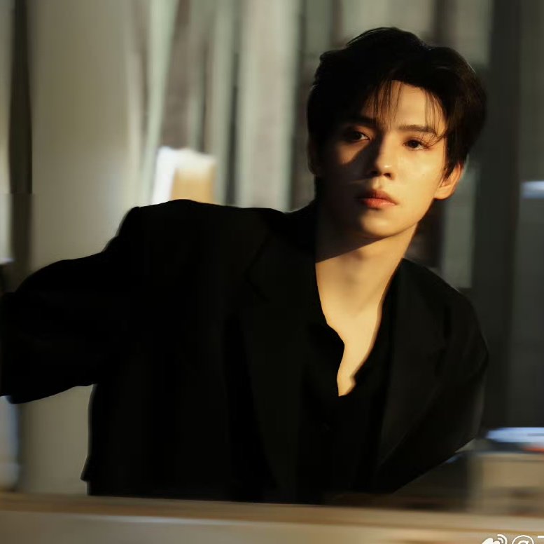suzzsieeeee's tweet photo. อุนพี่สูทดำบอกว่า หล่อมาก! ความเห็นตรงกันกับแม่เลยคร่าาา😘💚🚢
圈内教父
#LuoYizhou #หลัวอีโจว #Cidol https://t.co/gdk6C9vYB2