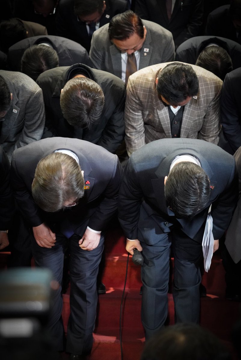 “국민과 민주주의의 승리입니다. 
국정안정과 민생회복을 위해 매진하겠습니다.”

오늘 국회는 국민의 명령에 따라 내란 수괴 윤석열 탄핵소추안을 가결했다는 사실을 국민여러분께 보고드립니다. 

이번 탄핵안 가결은 위대한 국민의 승리입니다. 12.3 비상계엄 선포소식을 듣고 한달음에 국회로