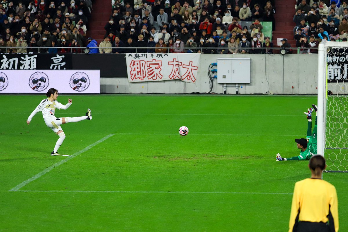 football_80D's tweet image. 槙野智章引退試合、最終得点者は高梨臨。

#槙野智章 #高梨臨
