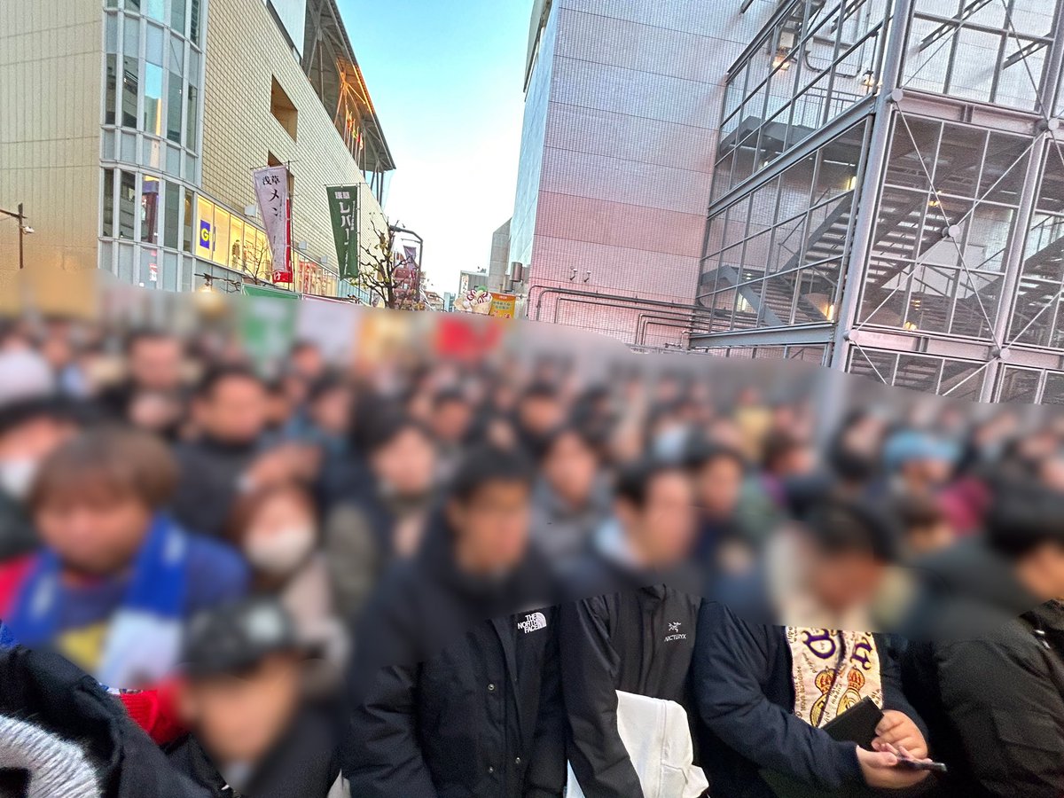 今日は「誰が来るんだ！？」と話題だった #アミューズ浅草 へ！

なんとバルセロナで活躍した🇪🇸イニエスタと🇪🇸シャビ、レアル・マドリードで活躍した🇮🇹カンナヴァーロと🇧🇷ロベルト・カルロスが来店！！1000人くらいのファンが集まってました…