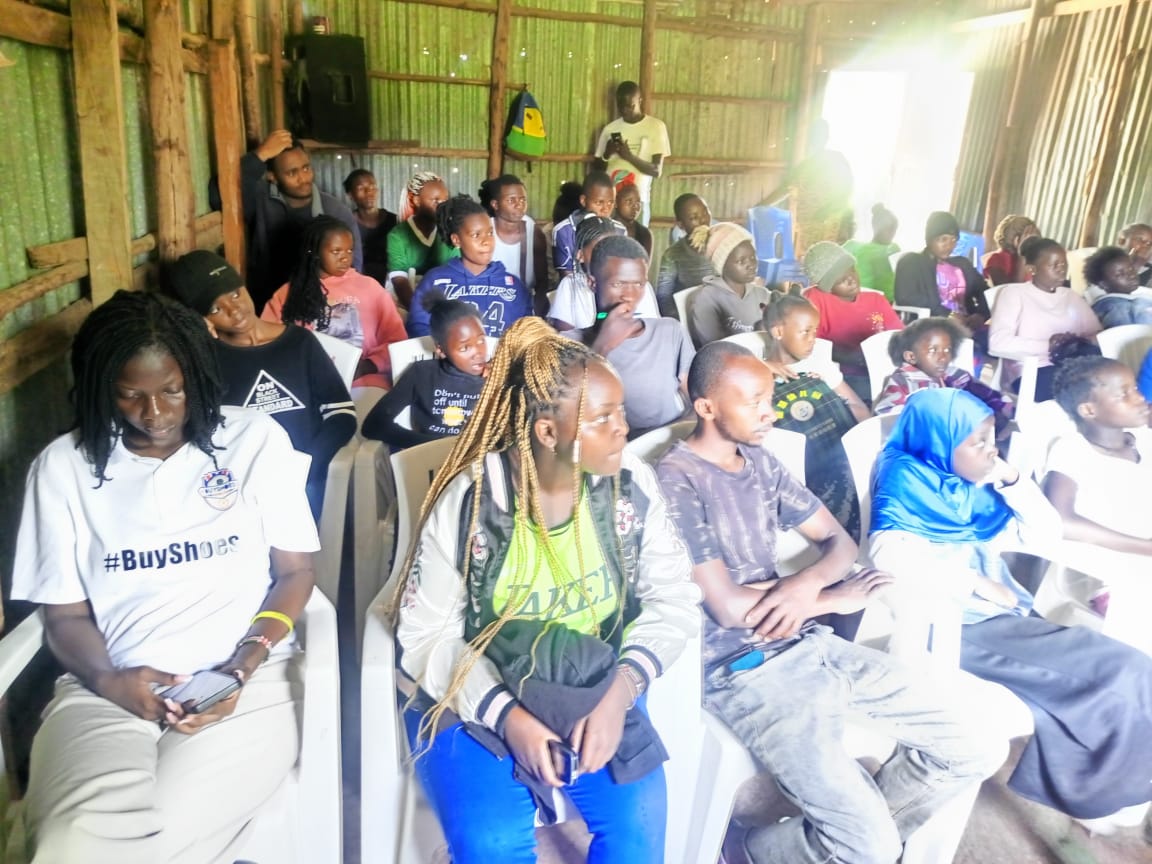 evans_ombim's tweet photo. Real change occurs when communities unite to have honest conversations on (GBV). Join us at @KariobangiSJC as we work towards a future free from violence by educating the younger generation on the importance of ending GBV. 
#HakiMtaaniCommunityDialogue
@KariobangiSJC
@HakiAfrika https://t.co/tv8pPAWo07