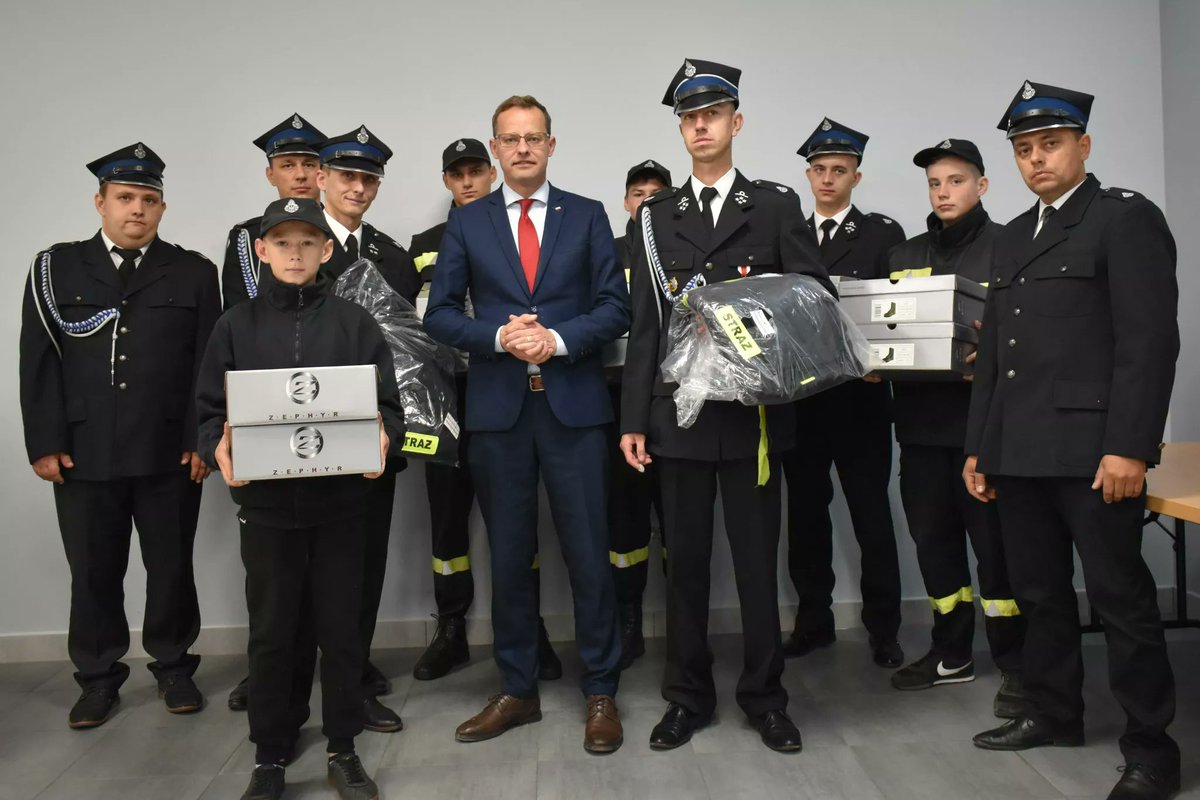 Więc o co w końcu jest ten Romanowski oskarżony?
O przywłaszczenie ponad stu milionów złotych. 
W jaki sposób je przywłaszczył? Przekazał je na instytucje i stowarzyszenia, które złożyły wnioski do Ministerstwa Sprawiedliwości. Czyli na Archipelag, prowadzony przez księdza