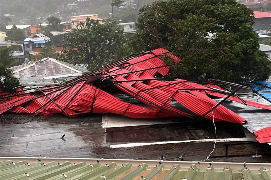 🔴 Cyclone Chido : Mayotte la 1ère interrompt ses directs radio et télé pour mettre ses personnels en sécurité

👉 La station locale de France Télévisions a été violemment impactée

📱💻 la1ere.francetvinfo.fr/reunion/cyclon…