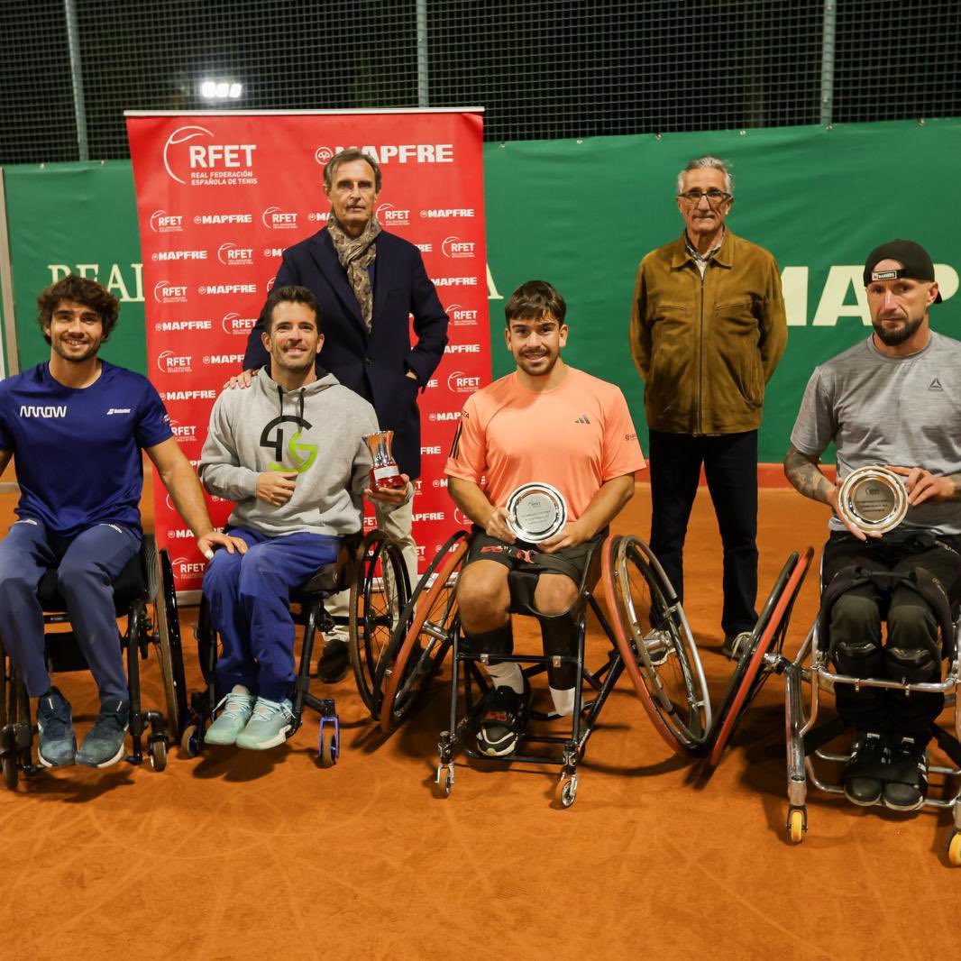 De nuevo, en lo más alto 🔝

<a href="/DaniCaver/">Daniel Caverzaschi</a> y <a href="/kike_siscar/">Kike Siscar🎾♿️</a> se proclaman campeones de España de #TenisSilla en dobles. ¡Enhorabuena! 👏🏻👏🏻

📸 Real Club Pineda