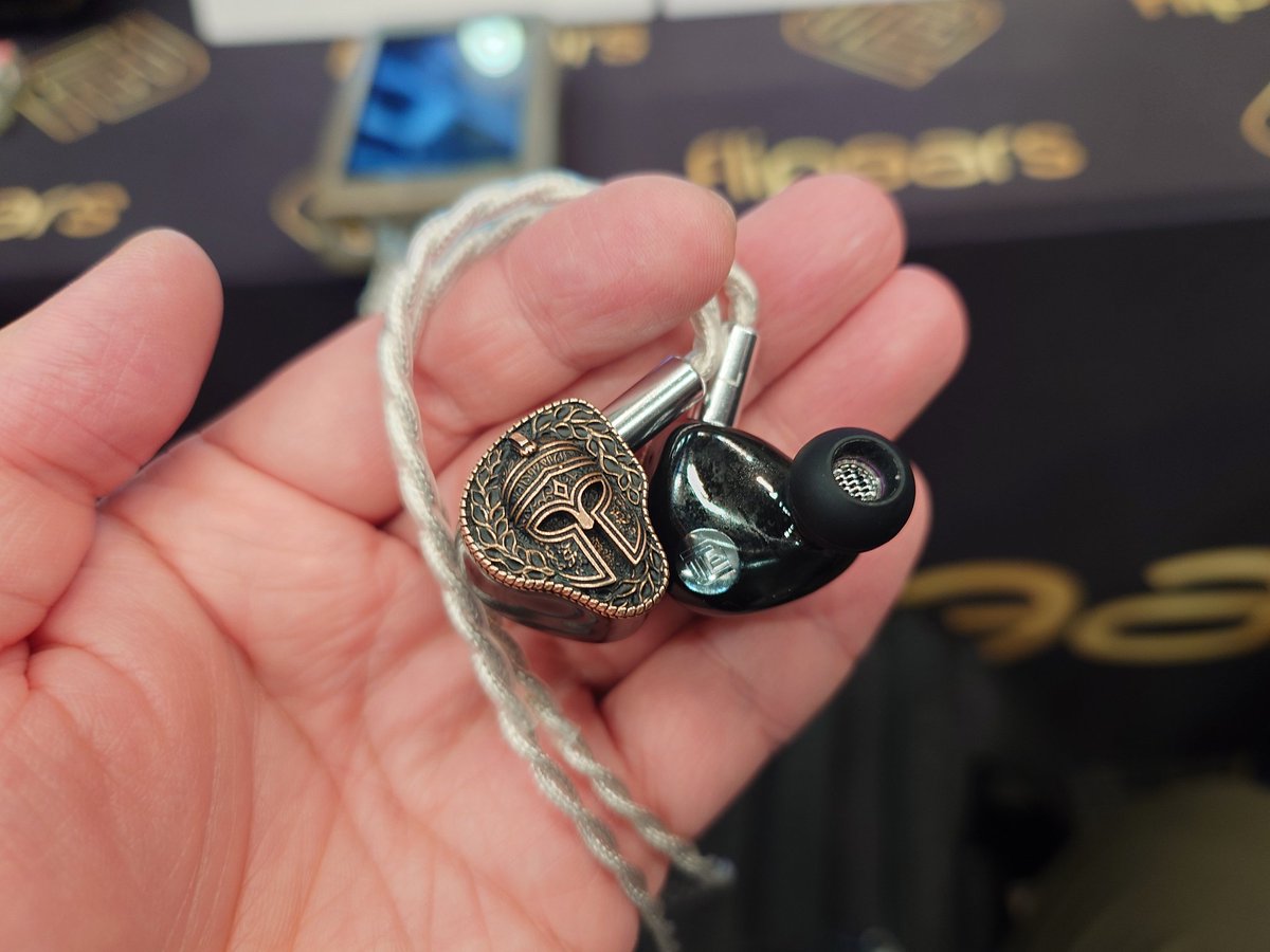 usage_a's tweet image. flipears LEGION 800ドル 低域が重たい。骨伝導が入っていると見た目からわかる。骨伝導の低域は目立つけど他の帯域を邪魔しないから良いですね。全体的には普通だが、AEGISよりは好き。これもフェイスプレートがいかつすぎるｗ 
#ポタフェス