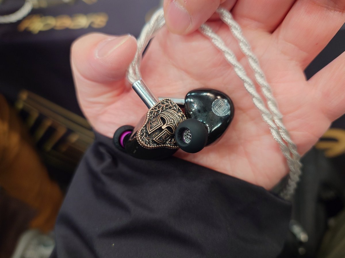 usage_a's tweet image. flipears LEGION 800ドル 低域が重たい。骨伝導が入っていると見た目からわかる。骨伝導の低域は目立つけど他の帯域を邪魔しないから良いですね。全体的には普通だが、AEGISよりは好き。これもフェイスプレートがいかつすぎるｗ 
#ポタフェス