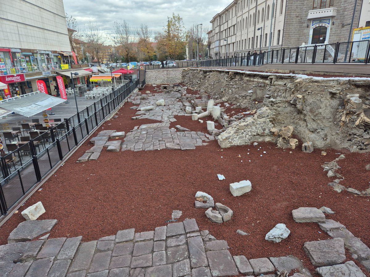 Ulus meydanı doğusundan Antik Roma hamamına kadar kuzey-güney istikametinde devam eden 216 metre uzunluğundaki 6,7 metre genişlikte yaklaşık 2-3 metre toprak altında kalan  Roma yolu (Cardo Maximus).Ankara taşından(Andezit)yapılmış olduğu görülüyor. Paylaşmak istedim. Ulus/Ankara