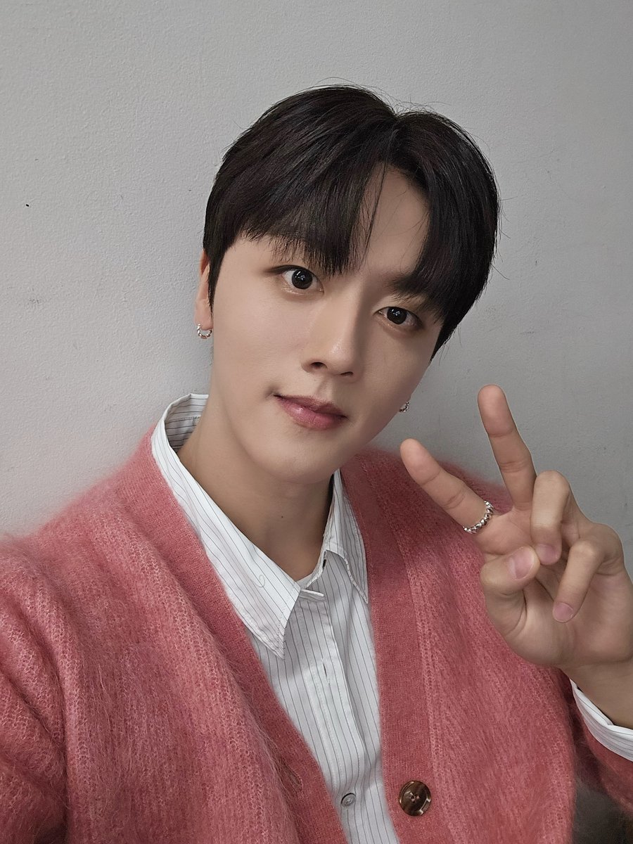 SF9official's tweet photo. 판타지 굿나잇!!👋

#SF9 #에스에프나인 #영빈 #YOUNGBIN https://t.co/qrMWNggNus