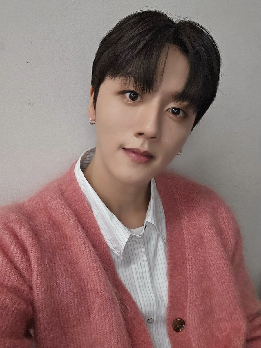 SF9official's tweet photo. 판타지 굿나잇!!👋

#SF9 #에스에프나인 #영빈 #YOUNGBIN https://t.co/qrMWNggNus