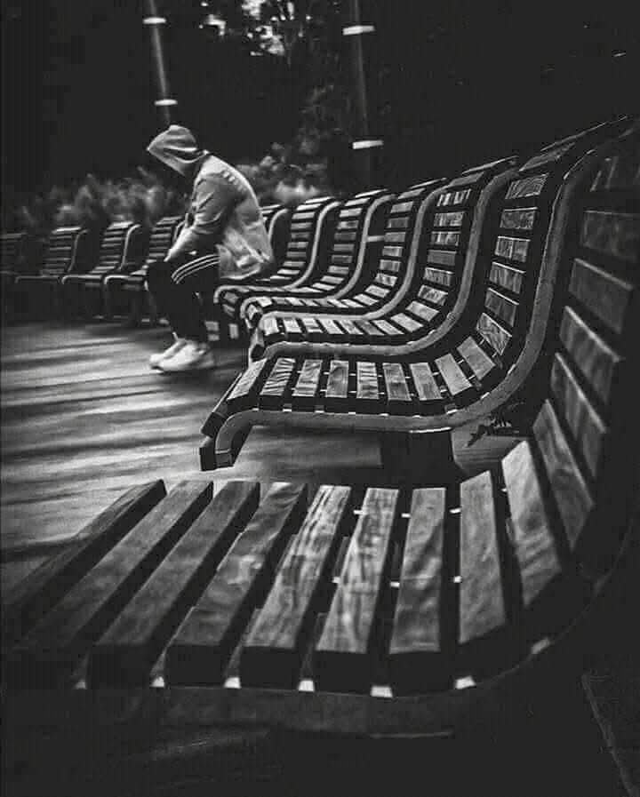 نعيشُ في واقِع يختلِف عمّا يراه الآخرين ، ففي واقعُنا الحقيقي نخوض آلاف المعارك التي لا يدري بها أحد ، نعاني من تعب شديد ونُصارع وجعاً أليم ، في كل ليلة نبحث عن حلم أضعناه ، نركُض خلفَ أمنية تحرق قلوبنا بشدة ، ننتظر الخَلاص من مشاعر أنهكتنا وتتوق أرواحنا لذكريات رحلت مع أصحابها ،