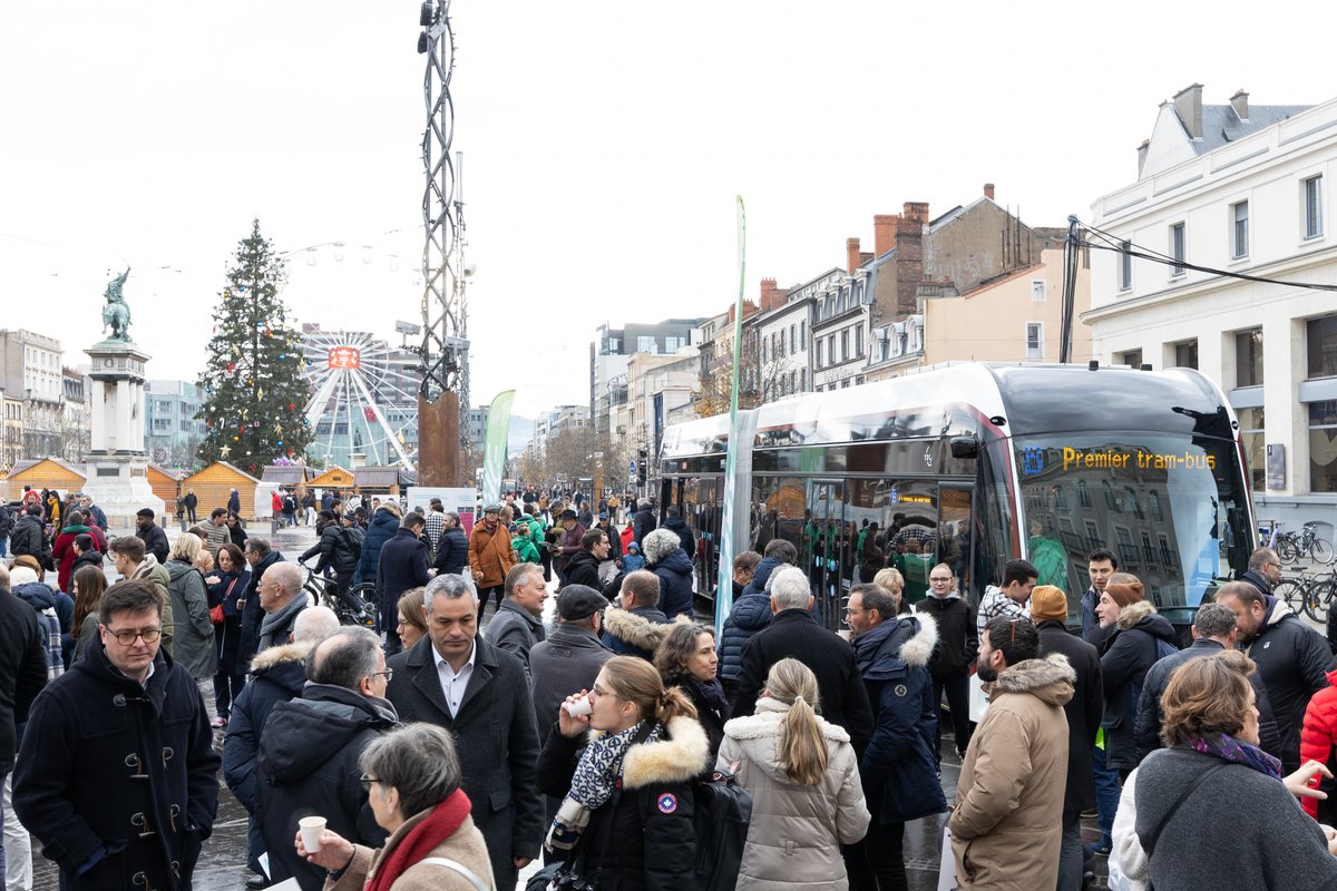 🚎 Le tram-bus, alliance parfaite entre le tramway et le bus, arrive à #ClermontFd pour une #MobilitéDurable, plus rapide, confortable et écologique 🌱 🌍 
Du 14 au 30 décembre, préparez-vous à un quotidien plus vert en venant visiter cette #Innovation (sauf le 16, 17, 24, 25) 💡