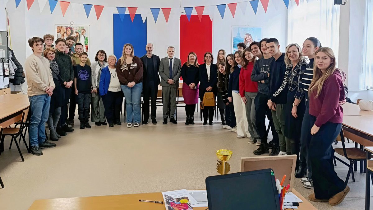 FranceMacedoine's tweet photo. 🇫🇷🇲🇰 Visite enrichissante au lycée Rade Jovcevski Korcagin à #Skopje ! Echanges fructueux avec la directrice, les professeurs et les élèves des classes bilingues. Fiers de voir rayonner le #LabelFrancEducation 📚🎓 @IFSkopje https://t.co/q1txulY1o3