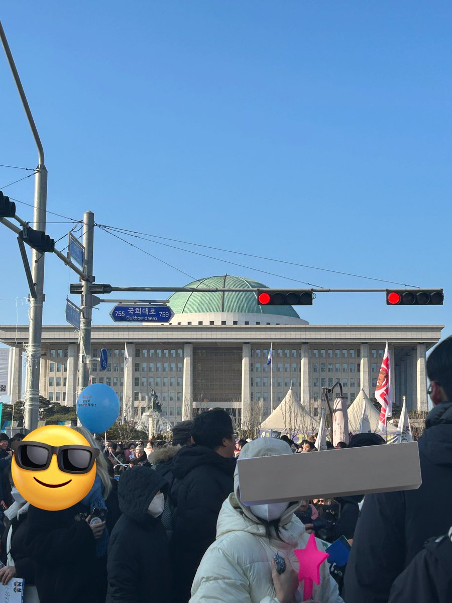 션 tweet media