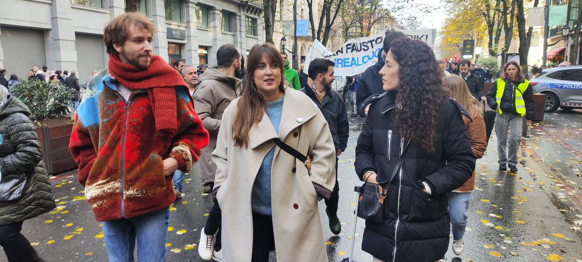 alba_garcia_m's tweet photo. Hoy hemos acudido a la convocatoria de los sindicatos de inquilinas de Euskal Herria en Bilbao para reivindicar el derecho a una vivienda digna para todas.

Etxebizitza ezin da negozioa! https://t.co/lNDb7KrViN