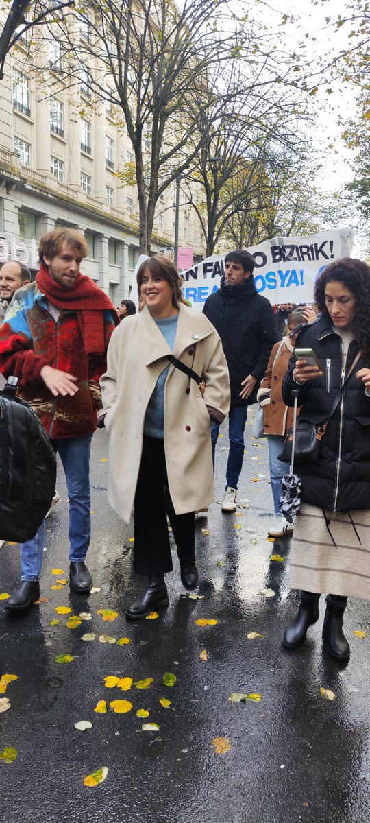 Hoy hemos acudido a la convocatoria de los sindicatos de inquilinas de Euskal Herria en Bilbao para reivindicar el derecho a una vivienda digna para todas.

Etxebizitza ezin da negozioa!