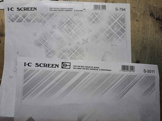 スクリーントーンで重用していた番手がまた廃番になった～💧 配信中の「クローゼットでつかまえて～密室淫乱交尾～」でも、キラキラの794番はヒロインを引き立てるのに、3011番はガラス窓の光沢やスピード線代わりに便利だったんだけどなぁ。新作の配信リンクはリプライにてね⬇️ 