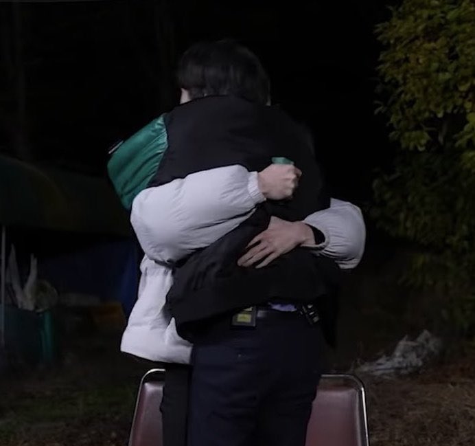 너무 추우니까 채뭉이들 서로 꼬옥 끌어안고 체온을 나누고 있거라