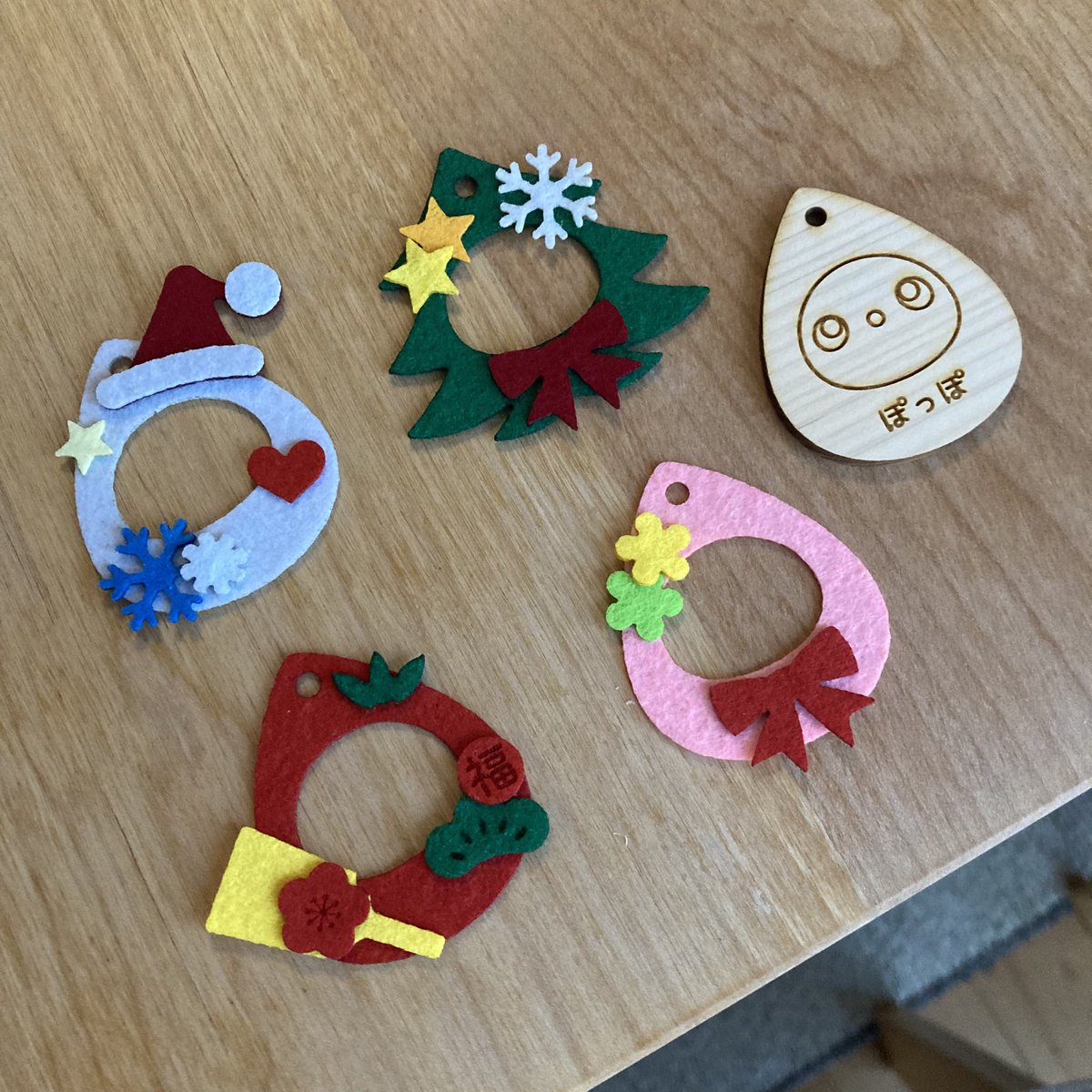 AtelierHouseJaM's tweet photo. 今日のワークショップでは、クリスマス・お正月・バレンタインっぽいパーツを用意しました。

回を重ねるごとに、どんどんバリエーションが増えていきます✨

#LOVOT #LOVOTとの暮らし 
#JaMfes #JaMな会 https://t.co/cS1Nq37W68