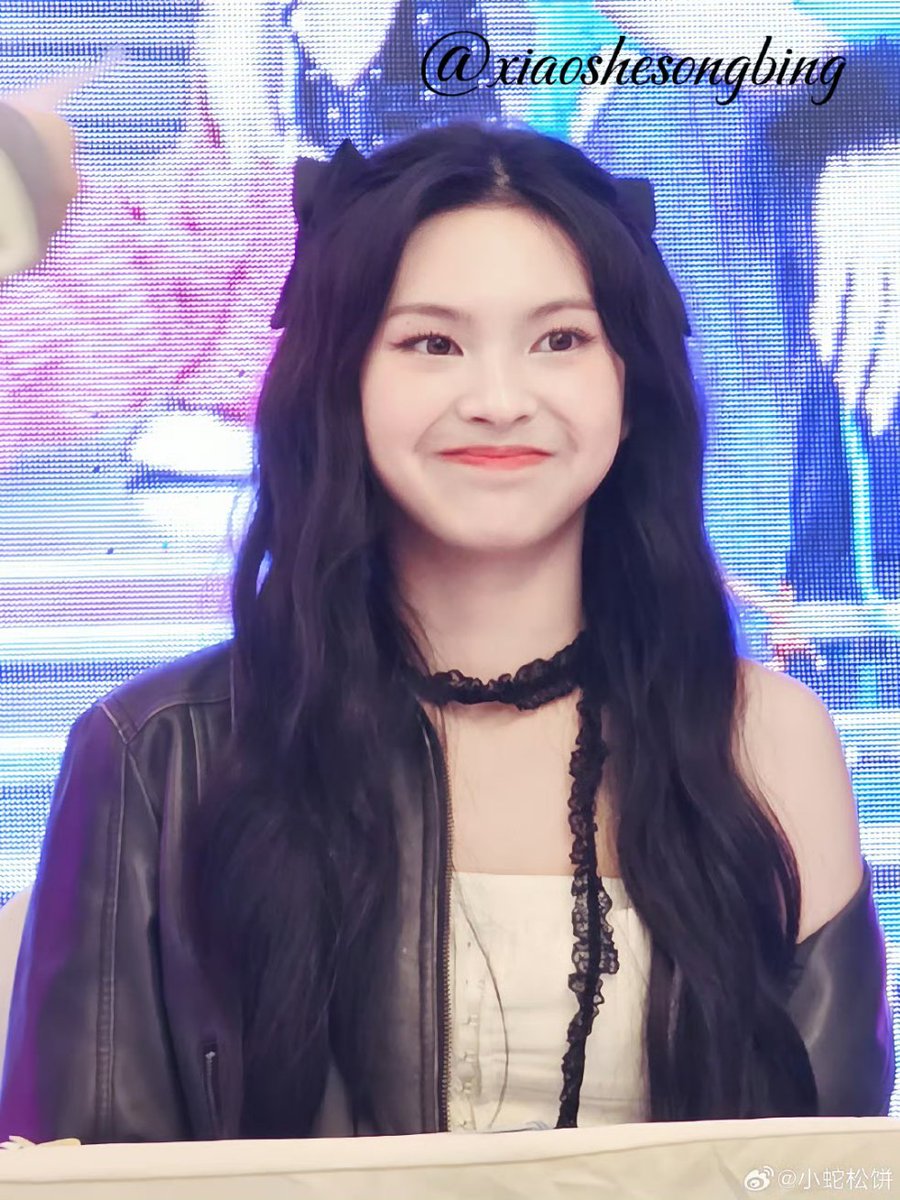 【饭拍】 241214 CHIQUITA上海线下签售

被Chiquita小猫看到啦！

©️小蛇松饼
#CHIQUITA #BABYMONSTER