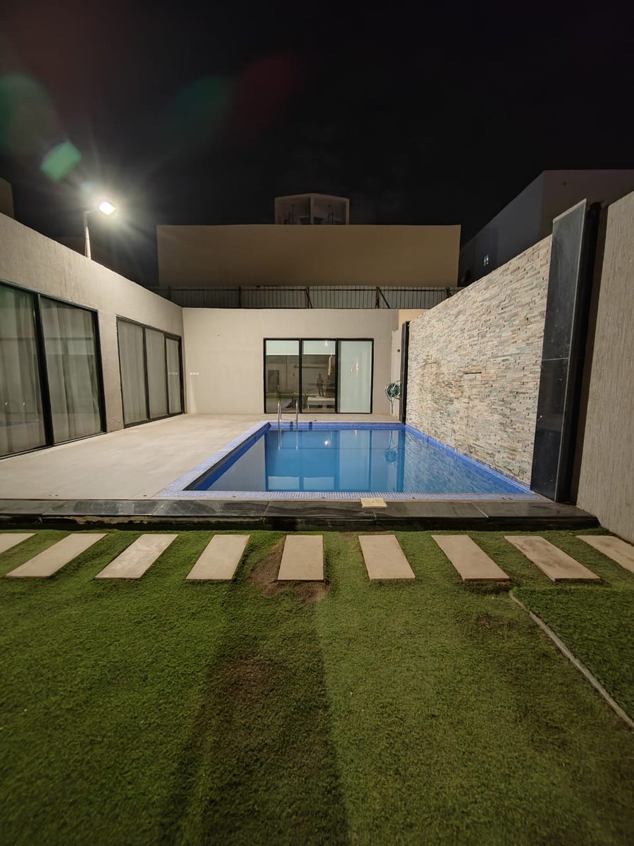 3 شاليهات للبيع بحي الرمال 
كل شالية يتكون من :-
غرفة نوم وصالة ومطبخ وحمامين ومسبح ومساحات خضراء وجلسات خارجية خزان وبيارة وعدادات منفصلة لكل شالية مساحة كل شالية 365م الاطوال 13م *27م عرض الشارع 15م
#عقارات_الرياض