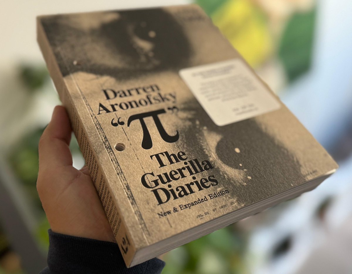 Una lectura imprescindible para conocer de primera mano lo que significa hacer una primera película y, además, una como Pi (π). 

A must-read if you want to know and learn firsthand what it takes to make a first movie. And even more so a movie like Pi (π).
