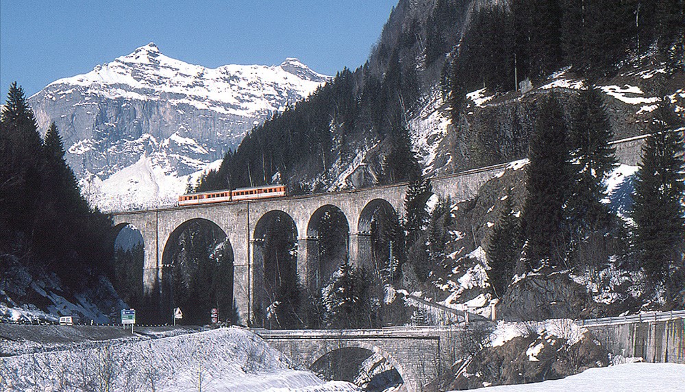 CheminsdeFerTC's tweet photo. Deux =>#Z600 à livrée orange/gris du =>#MontBlancExpress franchissent l'Arve par le =>#viaducSainteMarie (#viaducSaintMarie déjà écrit par erreur) pour relier Saint-Gervais à Vallorcine par Chamonix (74) dans les 80's.
📷Bernard Collardet, source : https://t.co/MntpHyOemB https://t.co/iHNUvkgjZa
