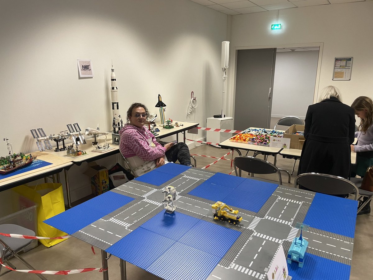 Mais aussi de la #CyberSecurity, Flight Simulator, une cabine téléphonique détournée et un atelier <a href="/LEGO_Group/">LEGO</a> 2/2