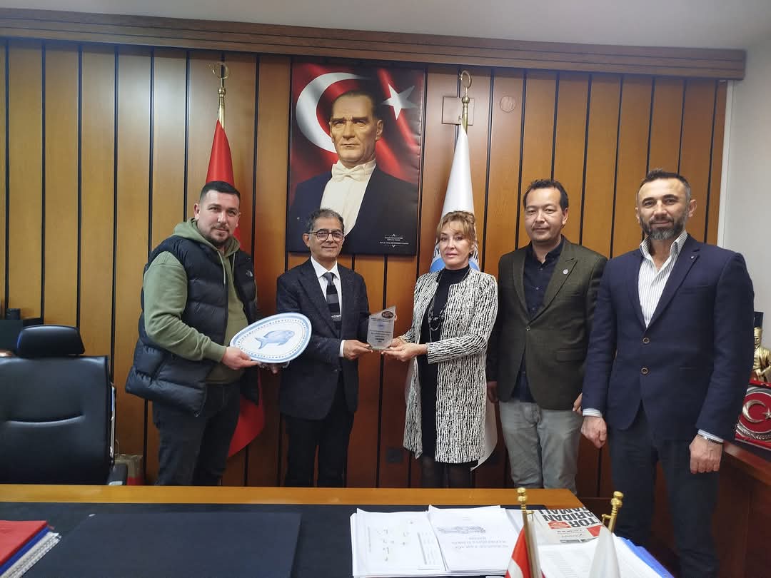 ESKİŞEHİR ESKİ GENEL MÜDÜRÜMÜZ ZİYARET EDİLDİ.
2024 yılı içerisinde Eskişehir, Sarısungur Göleti’nde gerçekleşen Sportif Sazan Balığı Yakalama yarışmasındaki destekten dolayı B.B ESKİ Genel Müdürümüz Sn.Oğuzhan ÖZEN makamında ziyaret edilerek teşekkür edildi.
ASOF Yönetim Kurulu