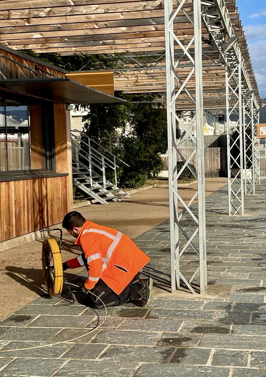 À la veille de la visite du Pape, très fier des équipes @Orange en Corse qui ont terminé les derniers préparatifs !

Confiant dans la qualité de notre collaboration avec les collectivités 🙏, de nos réseaux et services pour cet événement historique !