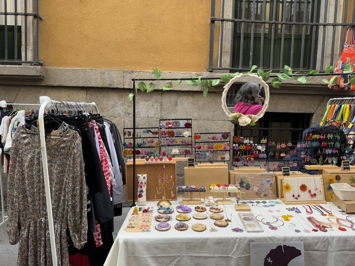 seguragc's tweet photo. ☀️ Sábado en el Barrio de #LasLetras 

Gracias a @mahou_es por la corona navideña en la Plaza de #PlateriasMartinez , un atractivo más para el barrio.

🐸 Hemos disfrutado del mercado de Las Ranas organizado por @barrioletras y cantado en el concierto de #PlazasVivas en la Plazuela del Turno de Oficio. 

Plan inmejorable para disfrutar de #DistritoCentro 

#SeguraXCentro