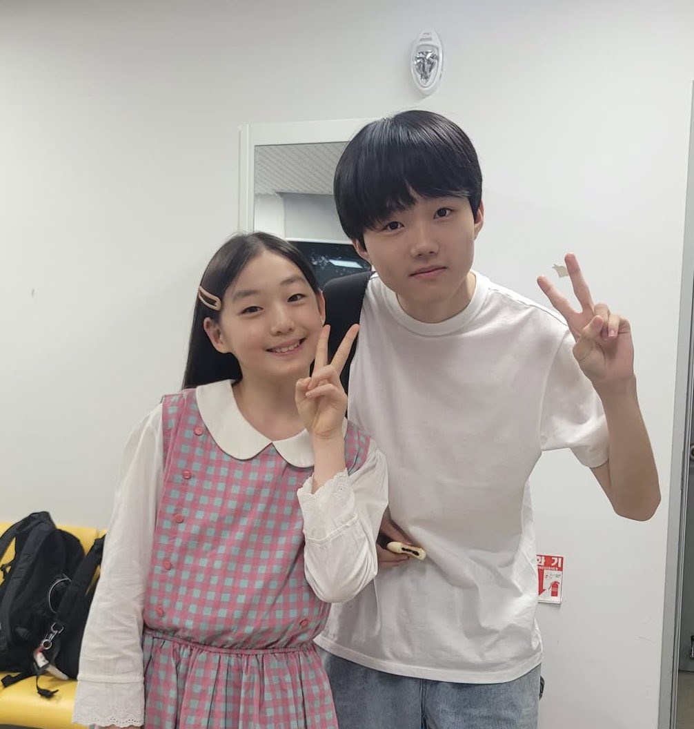 leeiksong's tweet image. I love how the younger cast in korean dramas/movies always look exactly like the adult version. They always cast them perfectly. 💗

#WhenThePhoneRings #YooYeonSeok #ChaeSooBin #WhenThePhoneRingsEp6