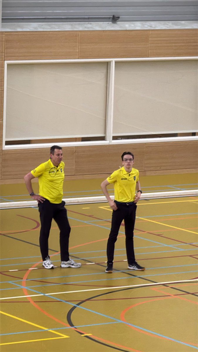JeroenSmeets76's tweet photo. 2 wedstrijden in de zaal. #fluitmee #hockey #KNHB https://t.co/kwJEHiU84Z