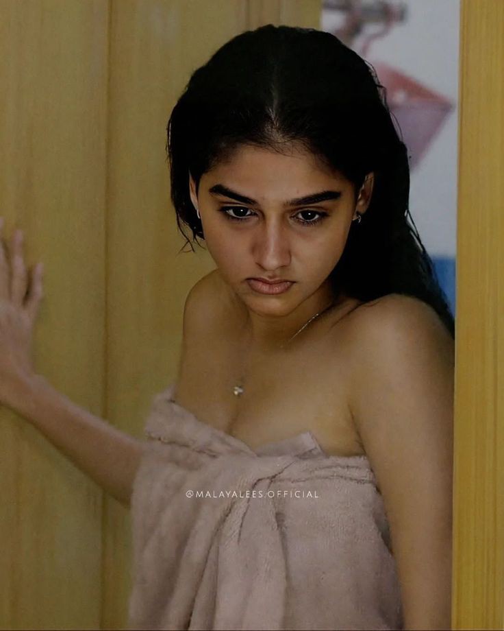 neyzito7's tweet photo. ഈ സീൻ കഴിഞ്ഞിട്ടും കട്ട് പറയാത്തത് എന്താണെന്ന് നോക്കിയപ്പോ അനശ്വര കണ്ടത് എല്ലാവരും കുണ്ണ പുറത്തിട്ട് അടിക്കുന്നതാണ്,

അതുക്കണ്ടത് കഴപ്പായ അനശ്വര അവൾ ഇട്ടിരുന്ന ടവ്വൽ ഊരി കളഞ്ഞു 🤤

അവസാനം എല്ലാവരും കൂടി പൂറീടെ എല്ലാ തുളയും കീറിയിട്ടാണ് packup പറഞ്ഞത്

🥵💦 https://t.co/qVI2aYF5jA