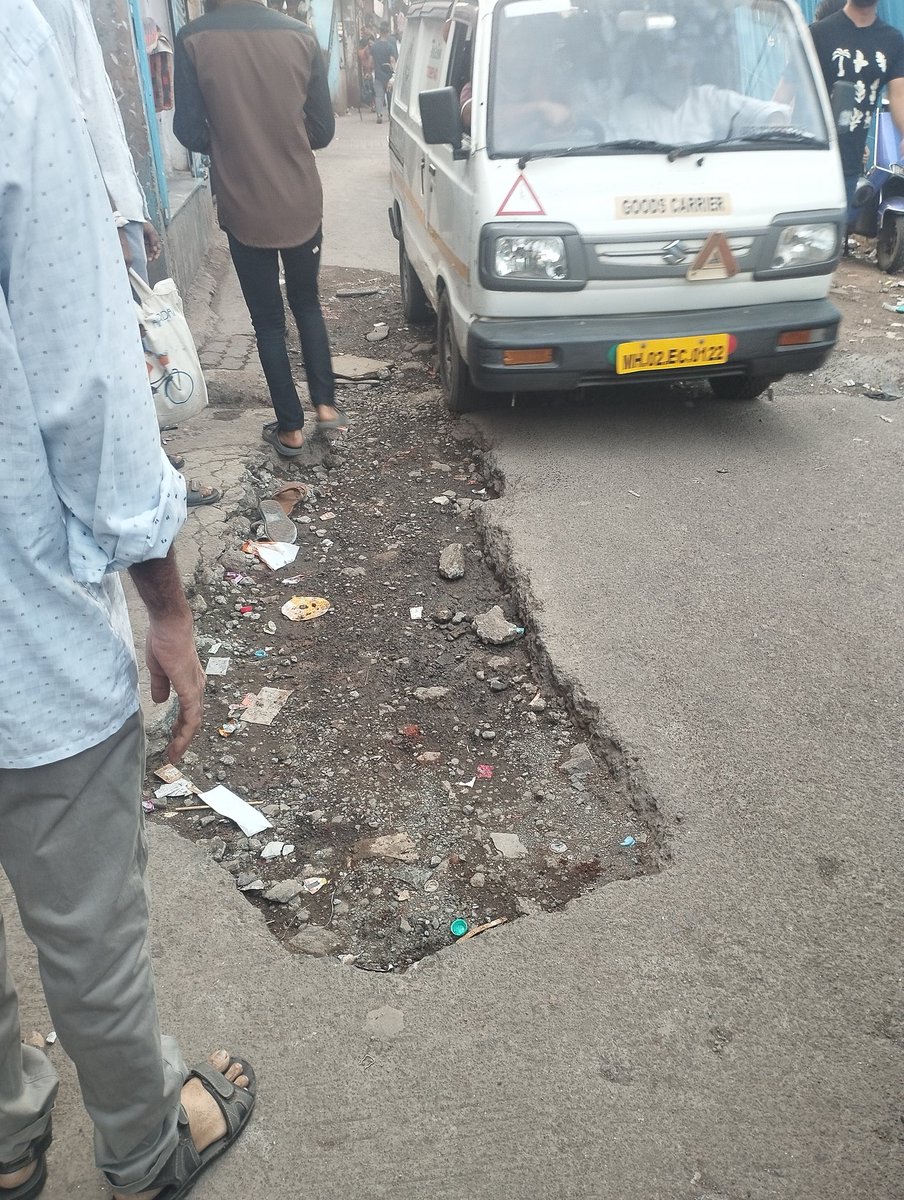 Mumbai_Problems's tweet photo. @mybmcWardFN @myBESTElectric @mybmc @mumbaimatterz @RoadsOfMumbai @mumbaiissue1 @MTPHereToHelp @CaptTamilSelvan @mybmcRoads @SafeRoadWadala @WadalaForum 2 दिन शिकायत करने के बाद भी समाधान मार्ग का कोई समाधान नही।

यह फोटो आज दिन और रात की 
तस्वीर है। जिस से अंदाजा लगाया जा सकता है की गड्ढा कितना खतरनाक है। रात के समय कोई भी बच्चा या वरिष्ठ नागरिक गिर कर ज़ख़्मी हो सकता है।
कृपया जल्द से जल्द जनता का समाधान करने की विनंती है। https://t.co/tyUd4Hr7nq