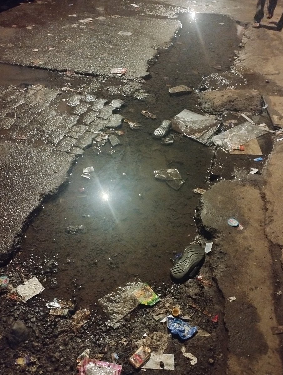 Mumbai_Problems's tweet photo. @mybmcWardFN @myBESTElectric @mybmc @mumbaimatterz @RoadsOfMumbai @mumbaiissue1 @MTPHereToHelp @CaptTamilSelvan @mybmcRoads @SafeRoadWadala @WadalaForum 2 दिन शिकायत करने के बाद भी समाधान मार्ग का कोई समाधान नही।

यह फोटो आज दिन और रात की 
तस्वीर है। जिस से अंदाजा लगाया जा सकता है की गड्ढा कितना खतरनाक है। रात के समय कोई भी बच्चा या वरिष्ठ नागरिक गिर कर ज़ख़्मी हो सकता है।
कृपया जल्द से जल्द जनता का समाधान करने की विनंती है। https://t.co/tyUd4Hr7nq