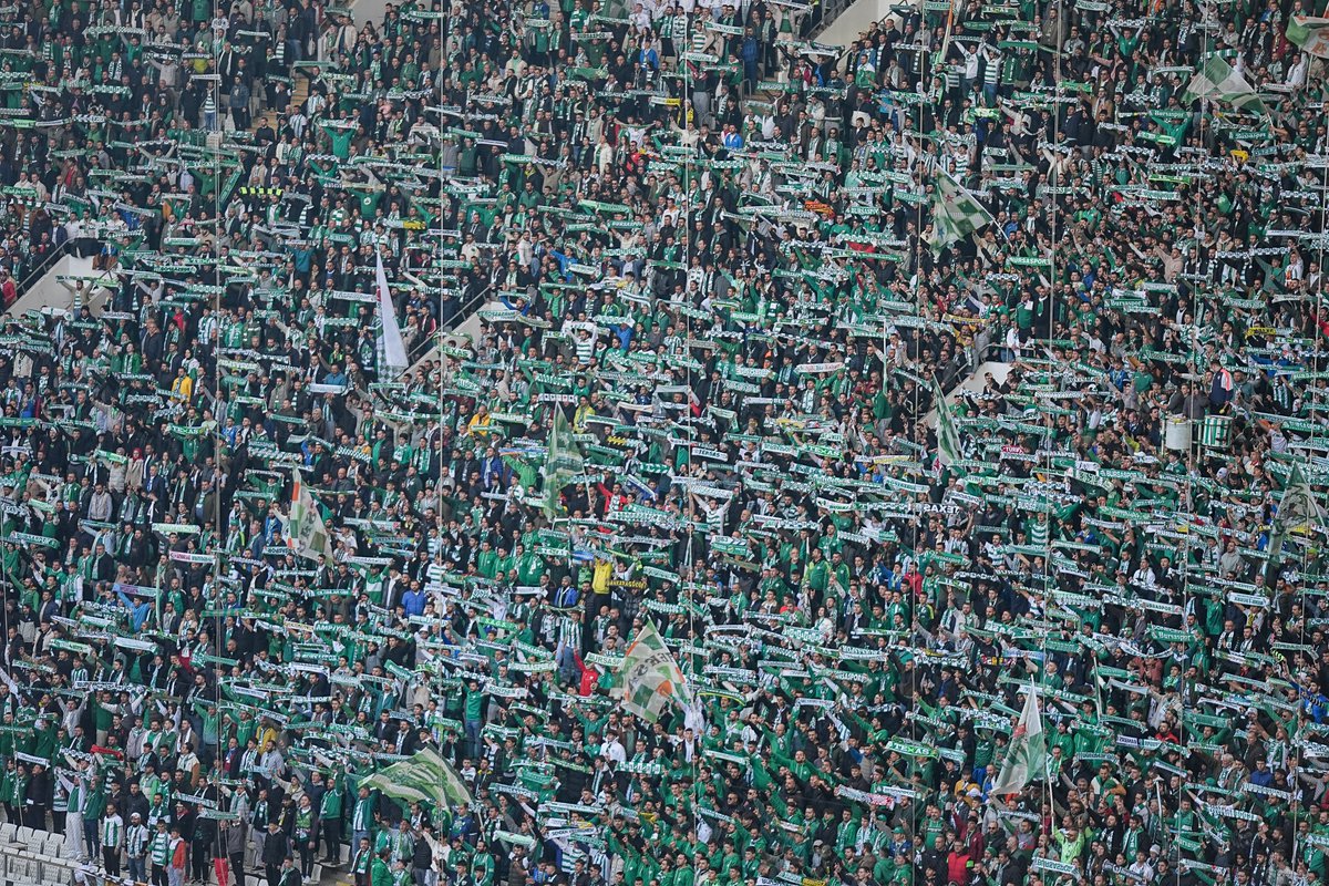 mackolik's tweet photo. Bursaspor tribünleri her zamanki gibi 🔥🐊 https://t.co/zzGG6UaQYd