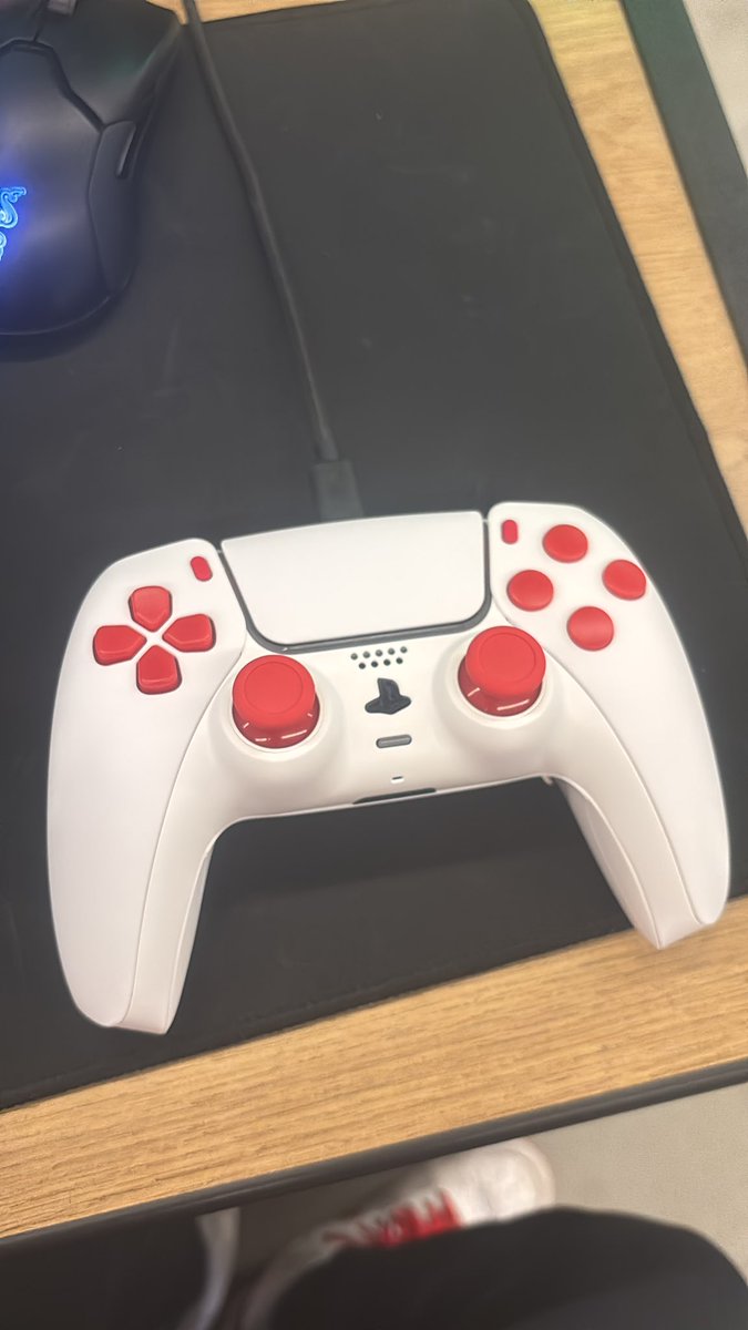 Shoutout to <a href="/_gingeralee/">♡Gingerale♡</a> @MattCOD_ <a href="/Jxell0/">Jxell</a> <a href="/KeviKC_/">𝙆𝙀𝙑𝙄 ⁶𓅓 👑</a> <a href="/Robbiflynnn/">Robbi</a> for getting me a new controller for Christmas 🥺 I’m so thankful for the friends I have thank you guys so much ❤️