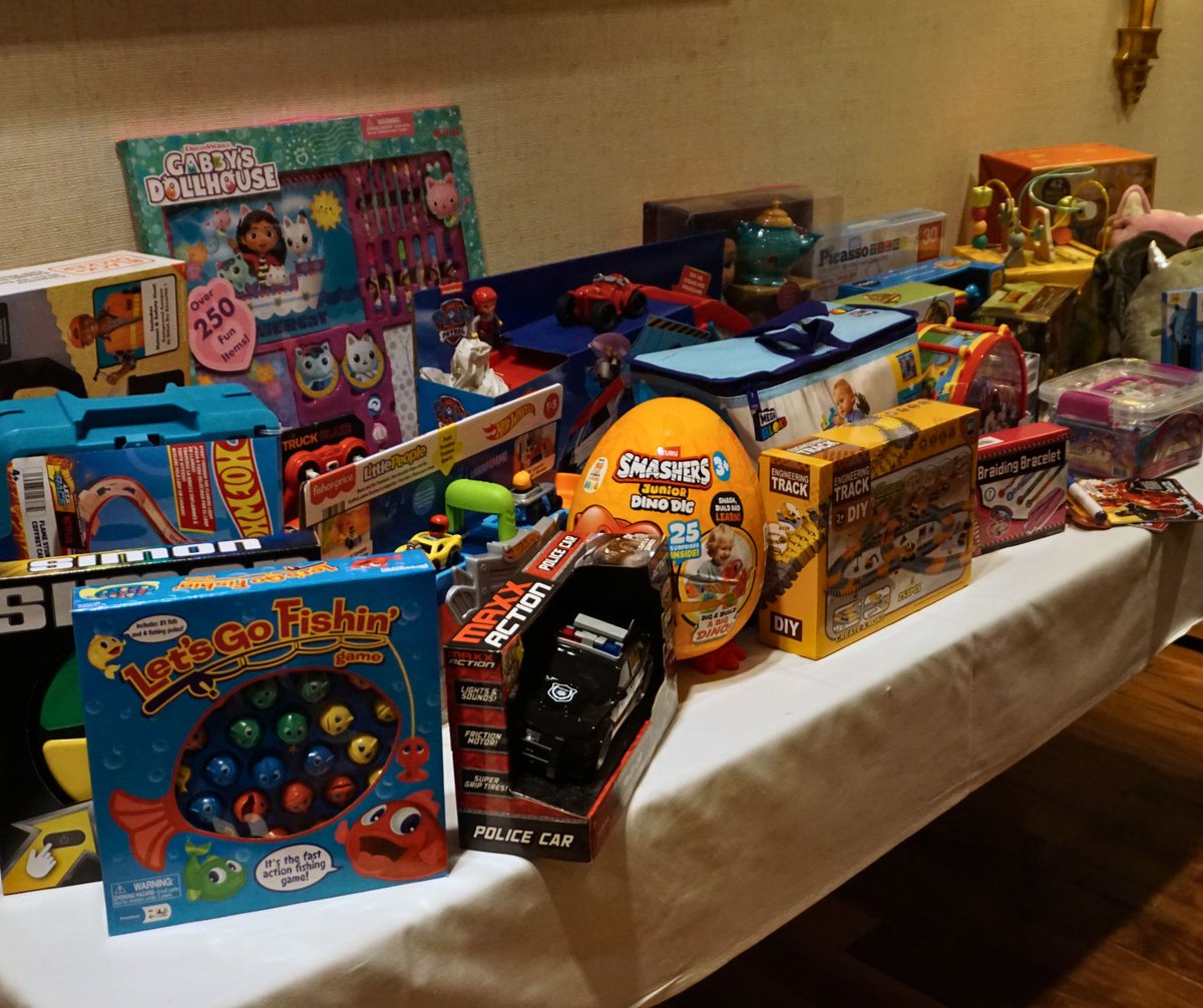 USACares's tweet photo. Huge thanks to @agentlink1 for inviting us to the National Association of Insurance Agents Christmas Party at Big Springs Country Club!🎄🎁

Their generous donations from their toy drive will bring smiles to so many kids this season. 💕✨

Your support makes all the difference... https://t.co/hlloNPZckN