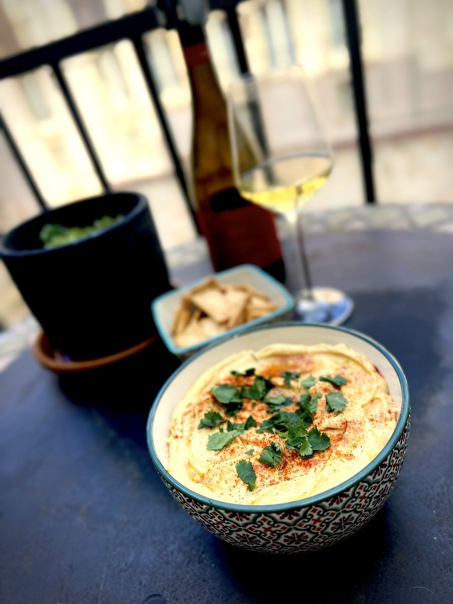 Serra's tweet photo. Avui, sense moure’ns de la cuina, hem viatjat ben lluny amb la #TM6 de #Thermomix! 🌍✨ Cap a l’Orient Mitjà, per preparar un hummus suau, cremós i ple de sabor. Qui vol untar un tros de pa i fer el primer mos? 🥖😋 #HummusLovers #CuinaAmbThermomix”
#ReceptesInternacionals #TM6 https://t.co/sbfmuc8c8j