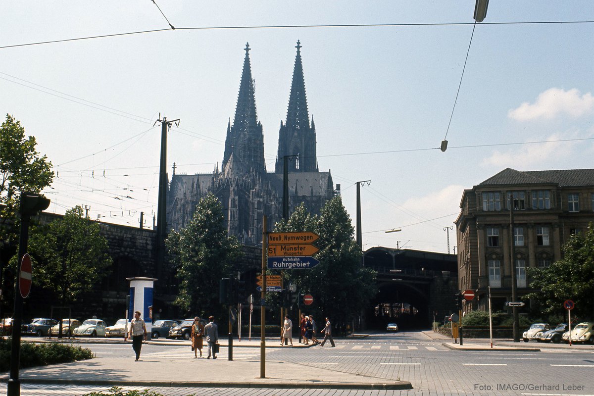 koeln_de's tweet image. Wir gehen auf Zeitreise: Wer Ende der 1960er Jahre zu Fuß am Konrad-Adenauer-Ufer unterwegs war, der wusste, wie man nach Nymwegen und zur Autobahn ins Ruhrgebiet kam! #köln #historisch #früher