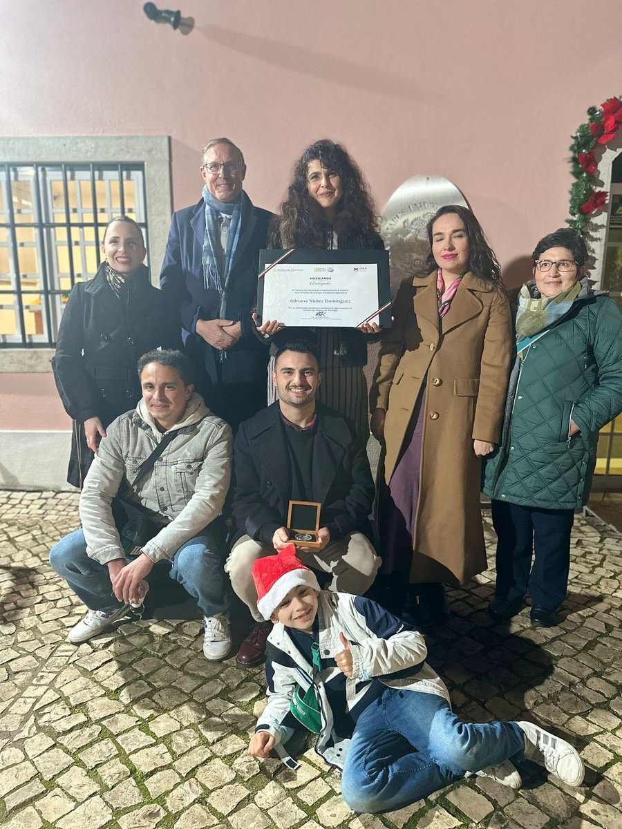 EmbaMexPor's tweet photo. Adriana Núñez recibió de manos del Embajador @BrunoBFigueroa el Reconocimiento a Mexicanas y Mexicanos Distinguidos, por su destacada trayectoria al frente del grupo de danza mexicana, que enaltece el nombre de 🇲🇽 en 🇵🇹 #MexicanosDistinguidos @IME_SRE @RGMXPortugal https://t.co/vBHYJviFn3