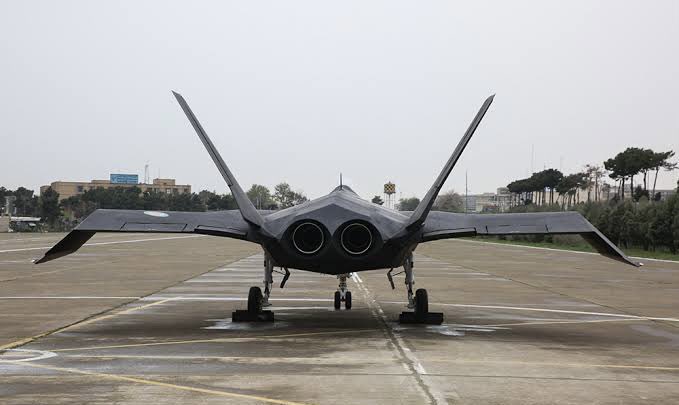 BPinK156's tweet photo. كشفت القوات الجوية الإيرانية مقاتلة بدون طيار من الجيل الخامس الشبح من طراز قاهر F-313

كانت قيد التطوير منذ عام 2013 والان أصبحت جاهزة ومكتملة.
#Iran #F313 https://t.co/hoy3sqeuKS