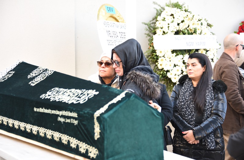 caddemilliyet's tweet photo. ☹️Oyuncu İpek Tuzcuoğlu'nun acı günü

İpek Tuzcuoğlu, önceki gün annesinin ölüm haberiyle derin bir üzüntüye boğulmuştu. Ünlü oyuncu, annesi Emel Tuzcuoğlu'nu son yolculuğuna uğurladı.

#ipektuzcuoglu #haber https://t.co/Do7Z7XTGQw