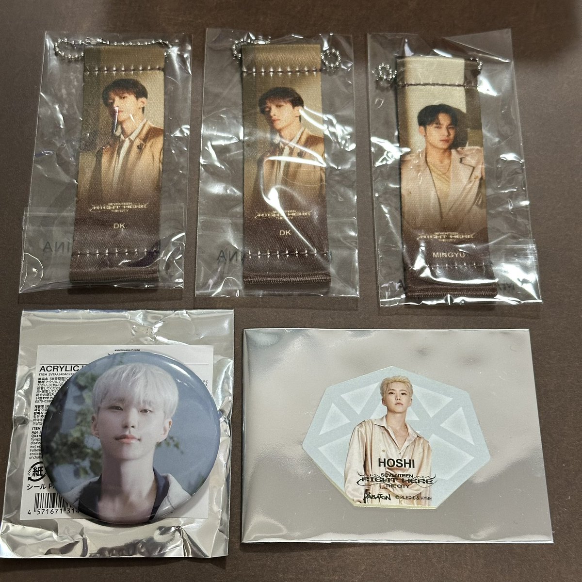SEVENTEEN RIGHT HERE CITY セブチ 矢場とん ステッカー 消費期限 缶バッジ　フラッグ 交換

【譲】フラッグ　ドギョム×2、ミンギュ      
       消費期限カプセルトイ 缶バッジ ホシ
　　矢場とんステッカー　ホシ

【求】同異種ジョンハン

15日会場手渡し優先

お気軽にお声掛けください🙇🏻‍♀️
